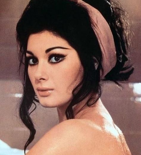 1970s Makeup, Italian Makeup, 1960s Makeup, Edwige Fenech, Klasik Hollywood, Vintage Makeup Looks, 60s Makeup, 70s Makeup, Retro Makeup