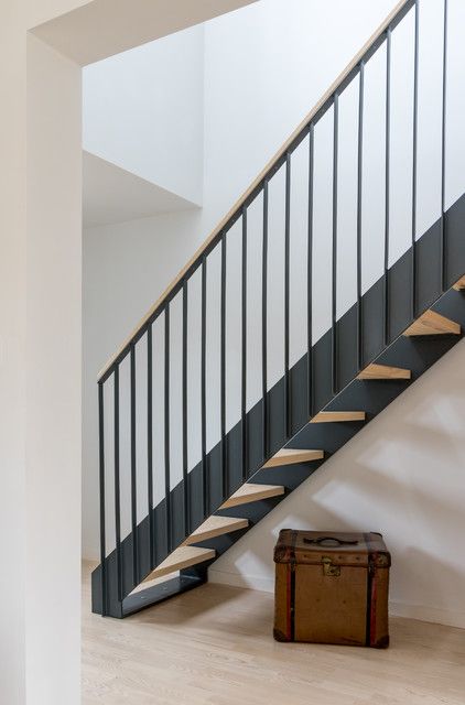 Scandinavian Staircase, Steel Staircase, Stairs Decor, Media Room Design, Stairs Design Interior, Diy Staircase, Hand Rail, Steel Stairs, Metal Stairs