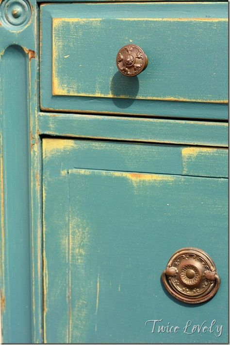 Great post on layering paint (spring green, then teal) to get good depth when "unfinishing" a piece...perfect for a photo backdrop I want to create! Layering Chalk Paint, Recycled Chair, Teal Dresser, Paint Blue, Furniture Flip, Chalk Paint Projects, Layer Paint, Diy Chalk Paint, Distressed Furniture