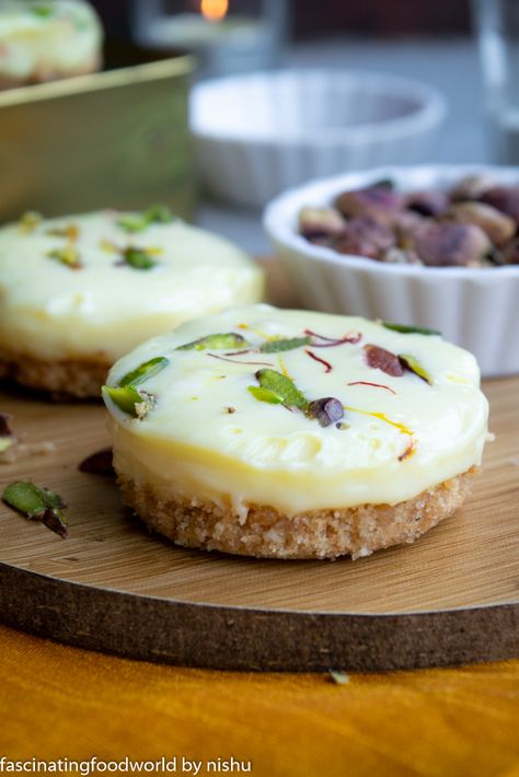 fascinatingfoodworld: Mini Kesar Pista and white chocolate tart Mini Indian Desserts, Indian Fusion Desserts, Indian Deserts, White Chocolate Tart, Fusion Desserts, Easy Indian Dessert, Dark Chocolate Desserts, Burfi Recipe, Eggless Desserts