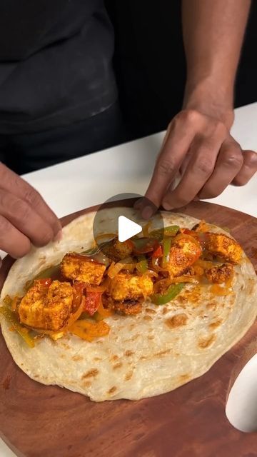 Paneer Wrap Recipes, Panner Roll Recipes, Snacks With Paneer, Indian Food Recipes Paneer, Paneer Roll Wraps, Paneer Tortilla Wrap, Bread Paneer Roll, Paneer Roll Recipe, Paneer Wrap