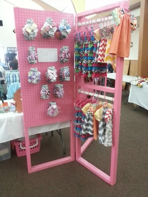 Vendor Displays Booth Ideas, Craft Table Ideas, Peg Board Display, Diy Pegboard, Jewelry Table, Craft Displays, Craft Fair Booth Display, Pegboard Display, Craft Show Booths