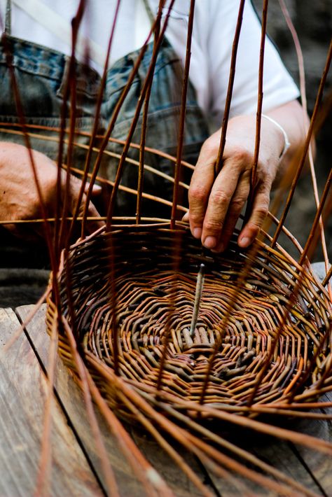 Making Baskets, Basket Weaver, Willow Weaving, Have Inspiration, Paper Basket, Loom Weaving, Weaving Techniques, Wicker Baskets, Decorative Wicker Basket