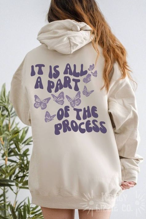 Hoodies With Words On The Back, Back Of Hoodie Design, Hoodie Ideas Design, Cute Hoodie Designs, Simple Hoodie Design, Cricut Hoodie Ideas, Cute Hoodies Aesthetic, Hoodies With Quotes, Hoodie Back Design