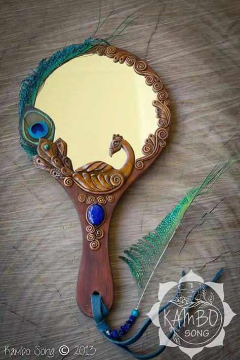 Peacock hand medicine mirror Hand Mirror Decorating Ideas, Peacock Mirror, Ceramic Wall Sculpture, Diy Crafts Love, Handmade Journals Diy, Mirror Crafts, Art Decor Diy, Diy Wall Art Decor, Clay Wall Art