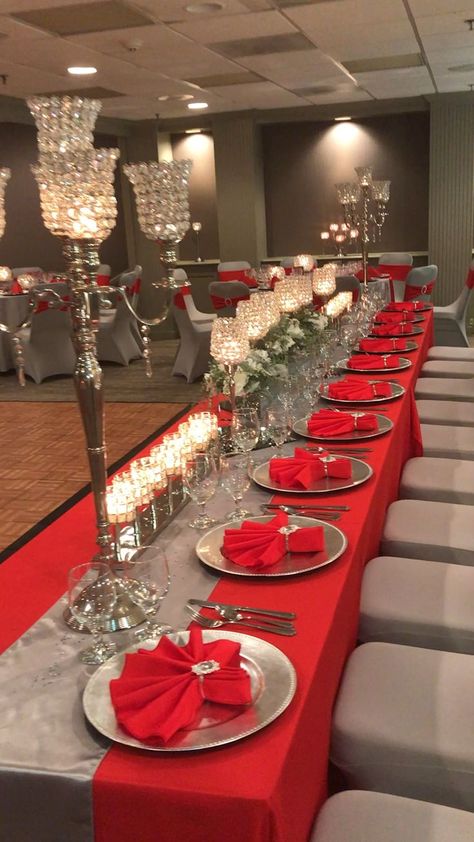 Christmas Dinner Table Settings, Red Wedding Decorations, Quince Decorations, Dinner Party Decorations, Christmas Dinner Table, Dinner Table Setting, Silver Decor, Red And Silver, Wedding Decor Elegant