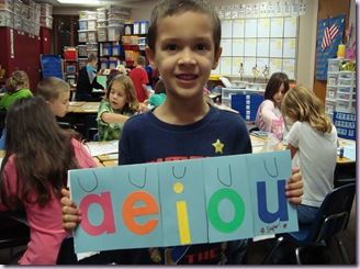 Short Vowel flip books - Each vowel on the cover and cut out pictures are matched to the correct vowel sound. (I love flipbooks!) Preschool English, Literacy Coach, Cut Out Pictures, Kindergarten Language Arts, Chalk Talk, Vowel Sound, Kindergarten Fun, Arts Ideas, Phonics Kindergarten