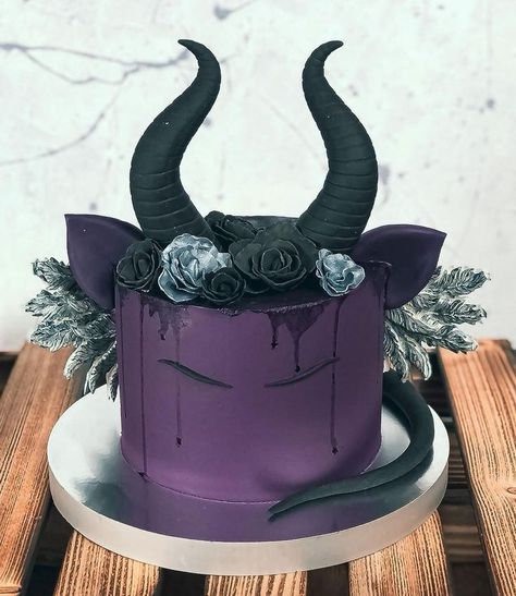 Halloween Cakes For Kids, Halloween Meal Ideas, Halloween Cakesicles, Maleficent Cake, Gothic Birthday Cakes, Halloween Cake Design, Halloween Cake Ideas, Halloween Meal, Goth Cakes