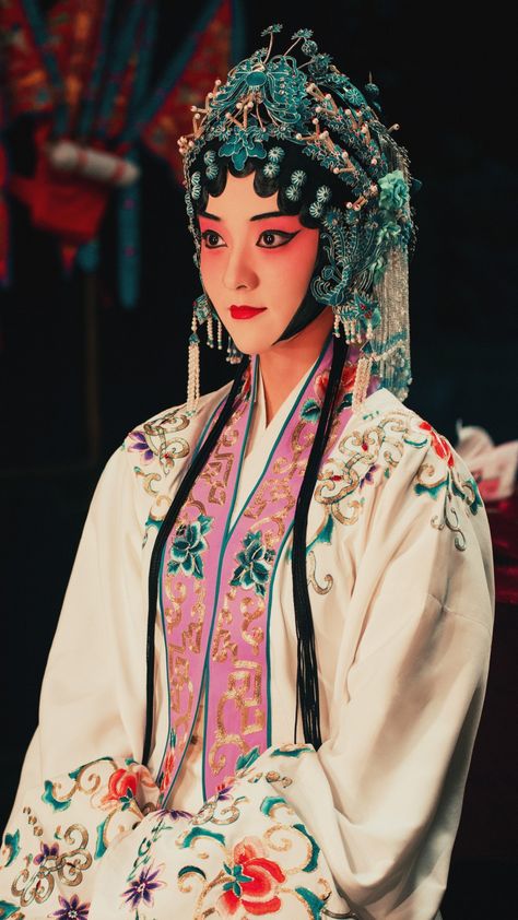 Pekin Opera, Chinese Peking Opera, Museum Brochure, Asian Traditional Clothes, Decades Fashion, 7 Prince, Peking Opera, Chinese Opera, Small Room Design