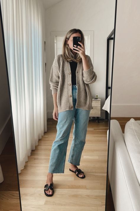 Practical Style Outfits, Laid Back Casual Outfits, Adorable Outfits For Women, Mom Street Style Casual, Cool Fall Outfits Casual, Easy Mom Fall Outfits, Jeans And Oversized Button Up, Fall Casual Mom Outfits, Mom Cardigan Outfits