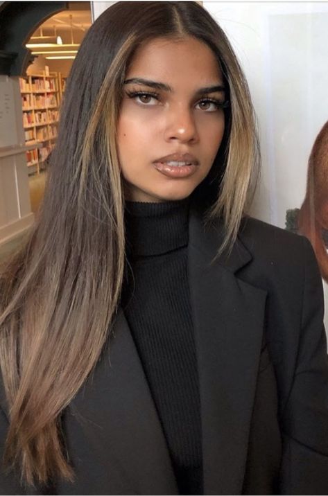 Azra Mian Brown Hair, Light Brown Hair Black Eyebrows, Caramel Balayage On Dark Skin, Caramel Hair On Brown Skin, Balayage Dark Skin, Priyanka Chopra Hair Color, Highlights For Tan Skin Tone, Balayage For Brown Skin, Light Brown Hair On Dark Skin