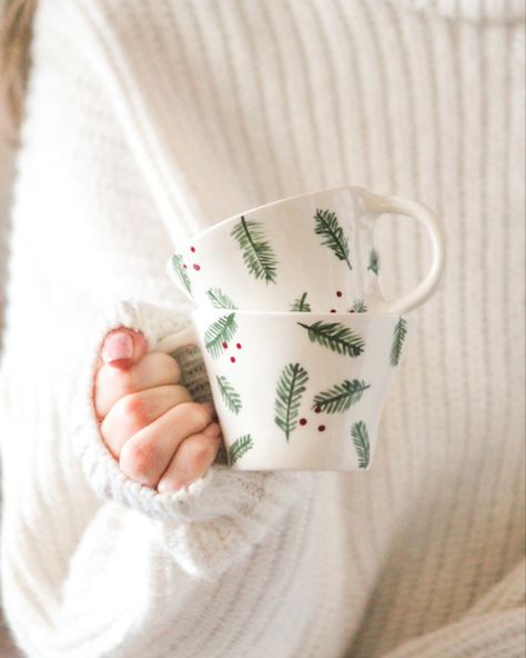 Diy Painted Mugs Christmas, Winter Mug Painting Ideas, Ceramic Painting Ideas Christmas, Christmas Painted Pottery, Mug Painting Ideas Christmas, Christmas Mug Painting Ideas, Ceramic Painting Christmas, Christmas Ceramic Mug, Pottery Painting Ideas Christmas