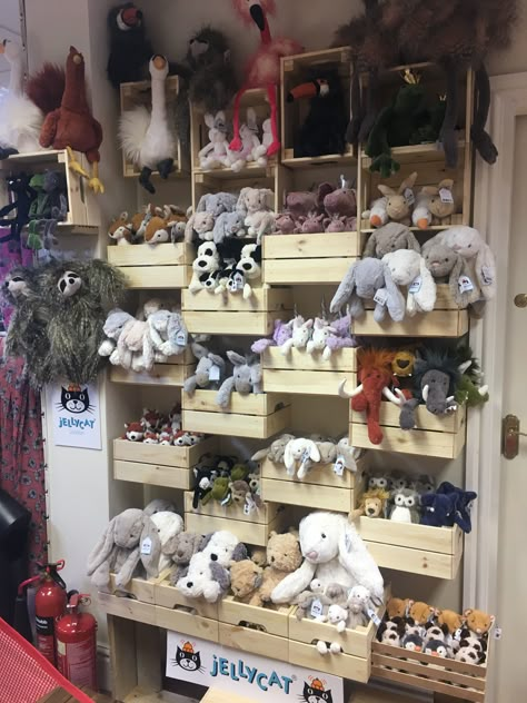 Stuffed Animal Retail Display, Stuffed Animal Display Ideas Retail, Jellycat Display, Display Stuffed Animals, Plushie Display, Toy Shop Display, Stuffed Animal Displays, Animal Shop, Craft Market Display