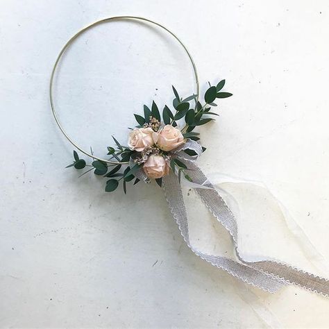 Flower Girl Ideas To Carry, Flowergirl Bouquets, Flower Girl Hoop Bouquet, Flower Hoop Wedding, Flower Girl Flowers, Event Flower Arrangements, Diy Bridesmaid Bouquet, Wedding Pampas, Flower Girl Wreaths