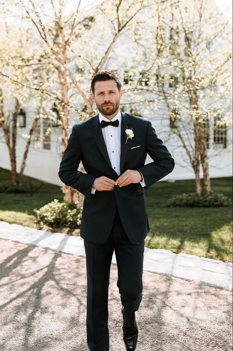 Winter Tuxedo Groom Attire, Black Bowtie Groomsmen, Classy Groom Attire, Classic Groom Attire, Mens Tux, Groom Suit Black, Groomsmen Wedding Photos, Formal Photos, Grooms Attire