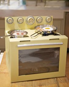 Forget buying an expensive kitchen set for your kid, this cardboard box mini kitchen looks even better than most store bought ones and is refreshingly gender neutral to boot!    #ClumpoLump Kids Oven, Cardboard Kitchen, Diy Oven, Cardboard Play, Oven Diy, Carton Diy, Cardboard Diy, Cardboard Box Crafts, Cardboard Toys