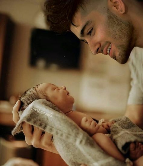 Zayn Malik 🌐 on Instagram: “He's gonna be the best father😍🔥 . . . . . . . . . #icarusfalls #zaynjavaddmalik #zaynimagines #zaynmalikedits #zaddyzayn #zaynmalik #inzayn…” Fam Goals, Hospital Pictures, Hospital Photos, Baby Hospital, Foto Baby, Dad Baby, Newborn Shoot, Caroline Forbes, Future Family