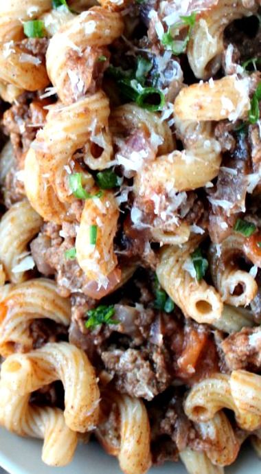 One Pot Mediterranean Spiced Beef and Macaroni One Pot Mediterranean, Mediterranean Foods, Casserole Side Dishes, Mediterranean Spices, Spiced Beef, Potted Beef, Pan Meals, Tasty Pasta, Delicious Dinner Recipes