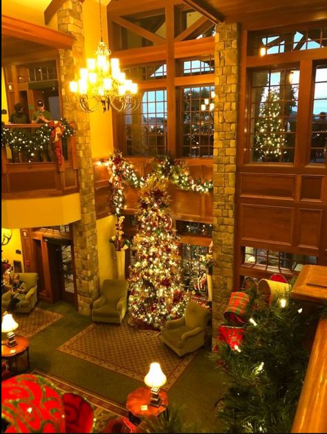 Christmas In Tennessee, Gatlinburg Christmas, Christmas Inn, Tennessee Road Trip, Pigeon Forge Tennessee, Christmas Dreaming, Family Beach Trip, Christmas Place, Cabin Christmas