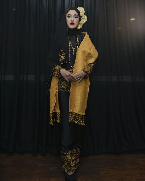 Melayu Klasik Outfit, Melayu Klasik Tema, Malaysian Traditional Dress, Malaysian Traditional Clothing, Malaysia Traditional Clothes, Traditional Malay Clothes, Malaysian Outfit, Traditional Outfits Malaysia, Klasik Melayu