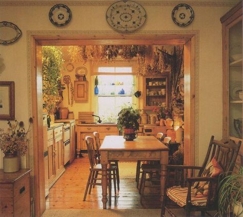 Casa Vintage, Kitchen And Dining Room, Wooden Floors, Dream Cottage, Cozy Kitchen, Dream Apartment, Dream Rooms, Pretty House, Dream House Decor