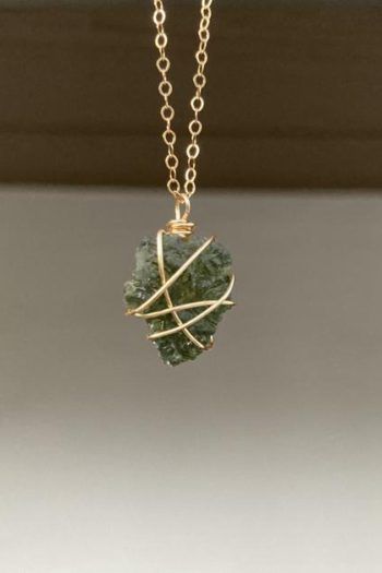 Moldavite Necklace, Natural Necklace, Moldavite Jewelry, Handmade Crystal Jewelry, Ideas Jewelry, Crystals Jewelry, Estilo Hippie, Natural Jewelry, Crystal Necklaces