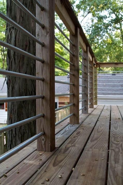 16 Creative Deck Railing Ideas to Transform Your Deck - Paperblog Elevated Deck, Wood Deck Railing, Deck Railing Ideas, Patio Railing, Deck Railing Design, Metal Railing, Railing Ideas, Balcony Railing Design, Wooden Deck