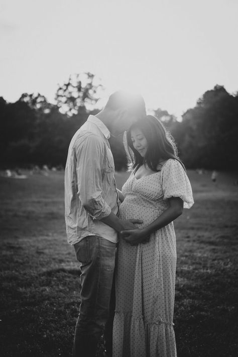 A Golden Hour Maternity Session in Prospect Park - Lucie B. Photo Maternity Shoot Couple Outdoor, Natural Outdoor Maternity Photos, Maternity Shoot Ideas Outdoor Poses, Maternity Photoshoot In Park, Maternity Photography In Park, Maternity Session Outdoor, Maternity Shoot Park Photo Ideas, Maternity Shoot Park, Park Maternity Pictures