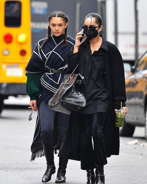 Zoë Isabella Kravitz source. on Instagram: “zoë and lola today in nyc ahead of the batman premiere 🦇” Zoe Kravitz Mom, Zoe Kravitz Style, Zoe Isabella Kravitz, Zoë Kravitz, Hailey Baldwin Style, Modest Outfit Ideas, Celebrity Culture, Zoe Kravitz, Monochrome Fashion