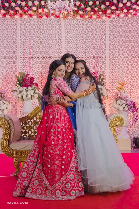 Photo Poses With Brother In Wedding, Sisters Photoshoot Poses Wedding, Bride Sisters Photoshoot, Wedding Poses For Sisters, Bride Poses With Sisters, Bride Sister Photoshoot, Bride Pose With Sister, Bridesmaid Poses With Bride Indian, Brother Sister Wedding Photos