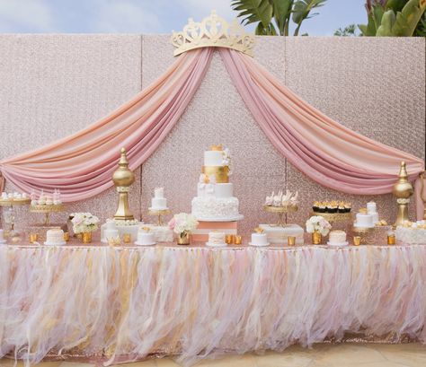 Baby Shower Princess Theme, Cakes And Desserts, Princess Theme, Gold Baby Showers, Baby Shower Princess, Princess Birthday Party, Gold Party, Baby Princess, Trendy Baby