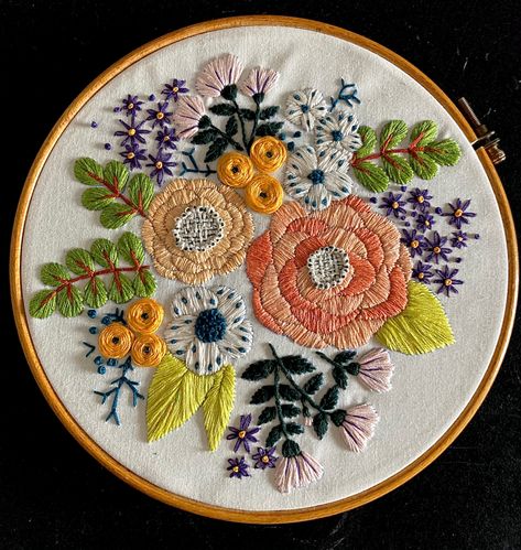 Embroidery Designs Pattern, Beaded Flowers Patterns, Crochet Leaf Patterns, Embroidery Lessons, Floral Embroidery Patterns, Wool Embroidery, Embroidered Art, Embroidery Stitches Tutorial, Embroidery Videos