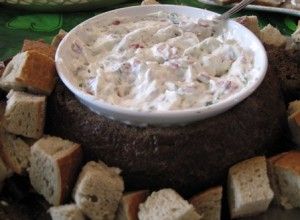 Rye Boat Dip Recipe, Rye Bread Dip, Chipped Beef Dip, Bread Dips Recipes, Bread Bowl Dip, Dill Dip Recipes, Rye Bread Recipes, Recipes Gourmet, Beef Dip