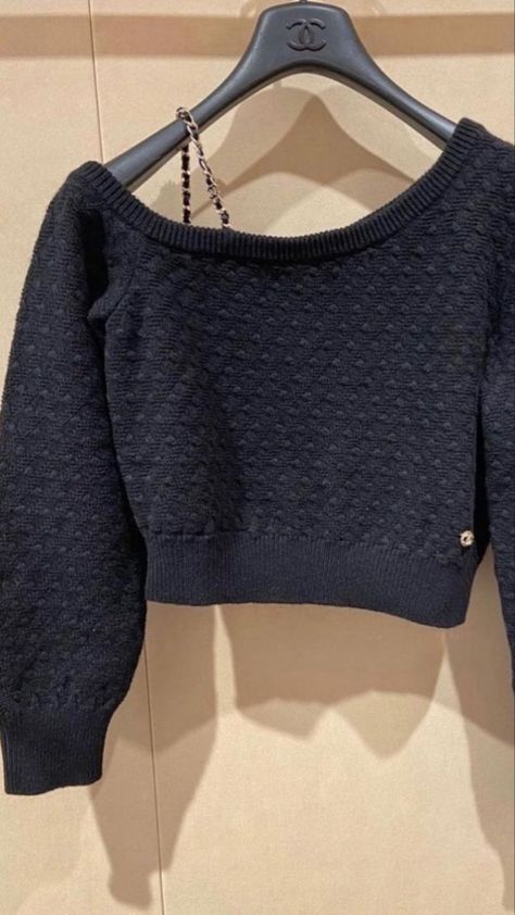 Chanel Sweatshirt, Chanel Sweater, Chanel Party, Color Combos Outfit, Future Clothes, Style Formal, Fashion Wishlist, Party Style, Dolce E Gabbana