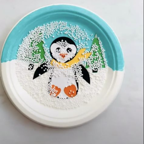 Plate Snowglobe Craft, Paper Plate Snowglobe, Snowglobe Craft, Snow Globe Craft, Winter Animal Crafts, Clear Plastic Plates, Snowman Snow Globe, Snow Globe Crafts, Globe Crafts