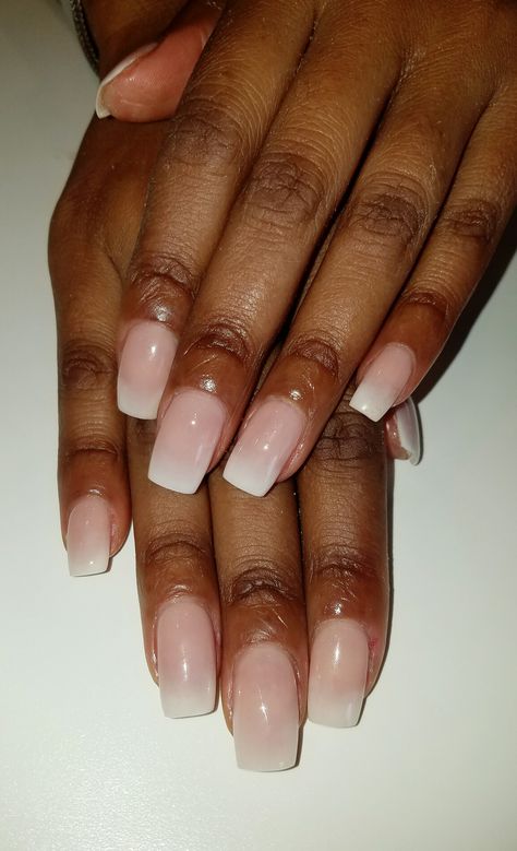 American manicure French Tip Acrylic Nails On Black Women, Short Acrylic Nails Designs Ombre, Holiday Ombre Nails Sparkle, Ombre Nail Designs Short, American French Nails, French Tip Ombre Nails, Ombré French Nails, American French Manicure, Ombre Nails French