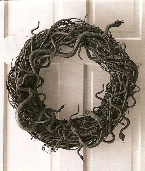 snake wreath, buy rubber snakes at dollar tree and spray paint them black Snake Wreath, Diy Halloween Dekoration, Strašidelný Halloween, Dekorasi Halloween, Uhyggelig Halloween, Table Halloween, Hallowen Ideas, Easy Diy Halloween Decorations, Casa Halloween