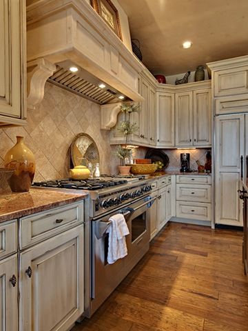 distressed white kitchen cabinets - for Paige...looks great with the marble too Distressed White Kitchen Cabinets, Mountain Home Kitchen, Distressed Kitchen Cabinets, Dapur Rustic, White Kitchen Rustic, Distressed Cabinets, Distressed Kitchen, Model Dapur, Rustic Kitchen Cabinets