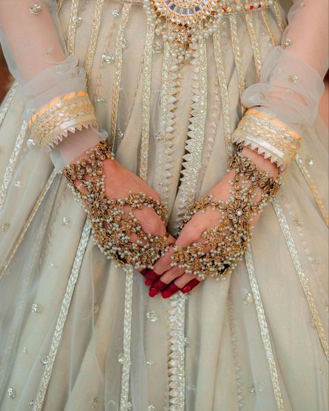 Mehendi Lehenga, Lehenga Bride, Bridal Jewelry Sets Brides, Pakistani Bridal Jewelry, Kundan Jewellery Bridal, Indian Bridal Jewellery, Pakistani Clothes, Latest Bridal Dresses, Indian Bridal Jewelry Sets