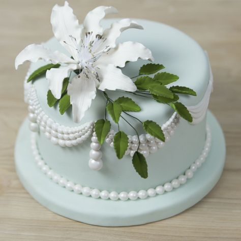 Global Sugar Art Shrine Lily Sugar Cake Flowers Spray White, 1 Count by Chef Alan Tetreault Toppers White Lily Cake, Lily Cake, Royal Icing Flowers, Icing Flowers, Cake Flowers, Pastry Art, Sugar Cake, White Lily, Flower Spray