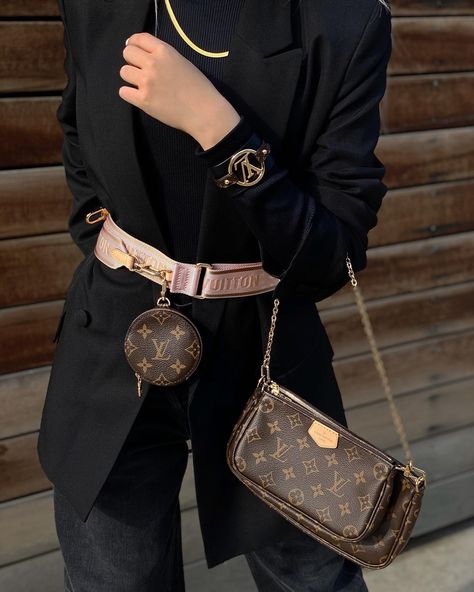 Fashion outfit details Multi Pochette Accessoires Outfit, Louis Vuitton Bucket Bag Outfit, Lv Pochette Outfit, Louis Vuitton Pochette Outfit, Louis Vuitton Multi Pochette Outfit, Lv Multi Pochette Outfit, Louis Vuitton Bag Aesthetic, Pochette Outfit, Wallet On Chain Outfit