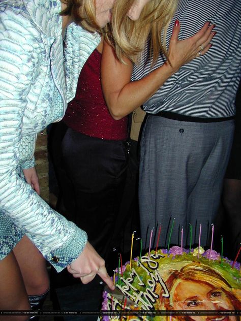 Britney Spears (12/02/99) [18th birthday] #Halo #NewYorkCity #NewYork Britney Spears 2000, Britney Spears 1999, Britney Spears Gif, Original Dolls, 18th Birthday, Spears, Britney Spears, Halo, Celebrities