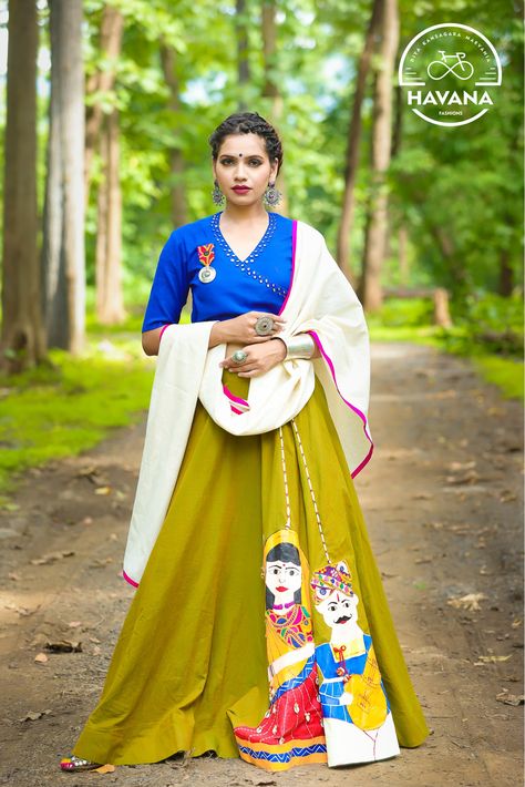 Fabric Painting Chaniya Choli, Hand Painted Chaniya Choli, Lengha Blouse Designs, Cake Design Inspiration, Saree Painting Designs, Handmade Vest, Choli Dress, Indian Wedding Couple Photography, Hand Painted Dress