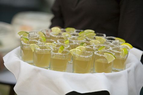 Adorable Little Margarita Shots for Fiesta, or a Mexican or Spanish Themed Party! Love this! Mexican Themed Dinner Party, Spanish Party Aesthetic, Mexican Party Aesthetic, Margarita Shots, Spanish Themed Party, Tex Mex Party, Mexican Dinner Party, Spanish Dinner, Spanish Party