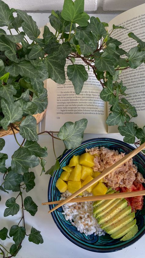 Mango, avocado and tuna poke bowl Mango Poke Bowl, Poke Bowl Tuna, Avocado And Tuna, Tuna Poke Bowl Recipe, Poke Bowl Recipe, Tuna Poke Bowl, Tuna Poke, Mango Avocado, Poke Bowl