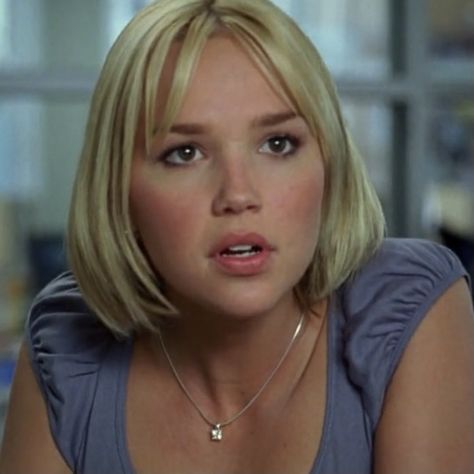 Carrie John Tucker, Arielle Kebbel Short Hair, John Tucker Must Die Outfits, Arielle Kebbel 2000s, Ethan Euphoria, Sitcom Fashion, John Tucker Must Die, Arielle Kebbel, Lily Rose Depp Style