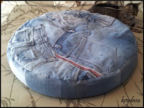 Dog Bed Inspiration, Jeans Recycle Ideas, Denim Dog Bed, Återvinna Jeans, Denim Recycle, Jeans Recycle, Diy Useful, Dog Bed Modern, Denim Pillow