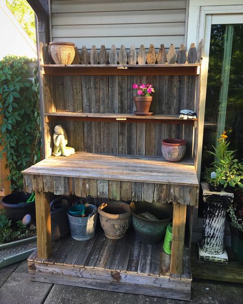 Projects With Leftover Wood, Wood Fence Planter Ideas, Diy With Old Fence Boards, Repurposed Wood Fence Panels, Repurposed Fence Boards Diy, Diy Old Fence Wood Projects, Left Over Wood Uses, Reclaimed Fence Wood Projects, Repurpose Deck Boards