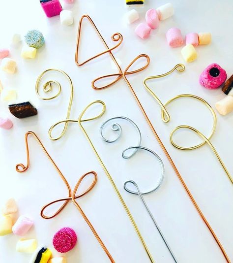 Cake Topper Ideas Birthday, Diy Cake Toppers, Cake Topper Diy, Wire Cake Topper, Diy Cake Topper Birthday, Cake Topper Ideas, Wire Ornaments, Wire Knitting, Cake Topper Tutorial