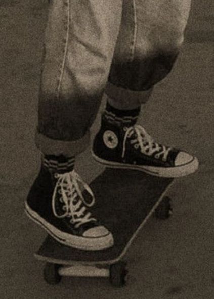 Skater Core, Skater Girl Aesthetic, Skateboarding Aesthetic, Tomboy Aesthetic, Skate Vibes, Converse Aesthetic, Skateboard Aesthetic, Skater Vibes, Skateboard Photography